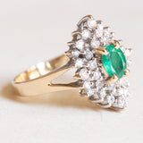 Anello vintage a navette in oro giallo e in oro bianco 14K con smeraldo (0.70ct ca.) e diamanti di taglio brillante (0.85ctw ca.), anni ‘60