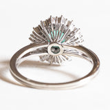 Anello a margherita+ballerina vintage in oro bianco 14K con smeraldo (1ct ca.) e diamanti (1.14ctw ca.), anni ‘60/‘70