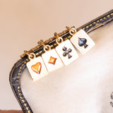 Ciondolo vintage in oro giallo 18K con smalti blu e con quattro carte pendenti con smalti arancioni e neri, anni ‘60