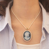 4 gioielli in 1: Collana vintage con perline bianche e con chiusura in argento e con pendente/spilla in oro giallo 14K con cammeo su agata e con perle bianche, anni ‘70