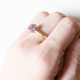 Anello a margherita vintage in oro giallo e bianco 18K con rubino e diamanti (0.06ctw ca.), anni ‘70