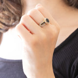 Anello a margherita + a fascia in oro giallo e in oro bianco 14K con zaffiri (1.10ctw ca.) e diamanti (0.21ctw ca.), anni ‘60
