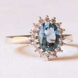 Anello a margherita moderno in oro giallo e in oro bianco 9K con topazio azzurro (1.30ct ca.) e diamanti di taglio brillante (0.16ctw ca.), anni ‘70/‘80