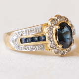 Anello a margherita + a fascia in oro giallo e in oro bianco 14K con zaffiri (1.10ctw ca.) e diamanti (0.21ctw ca.), anni ‘60