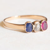 Trilogy antico in oro giallo 18K con zaffiro (0.20ct ca.), diamante (0.20ct ca.) e rubino (0.16ct ca.), anni ‘10/‘20