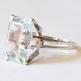 Anello vintage in oro bianco 18K con acquamarina (9ct ca.) e diamanti (0.05ctw ca.), anni ‘60/‘70