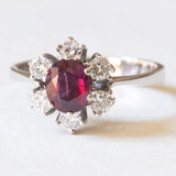 Anello vintage a margherita in oro bianco 14K con rubino (0.80ct ca.) e diamanti (0.60ctw ca.), anni ‘60