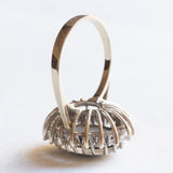 Anello a margherita vintage in oro bianco 14K con opale triplet e diamanti di taglio brillante (0.36ctw ca.), anni ‘60/‘70