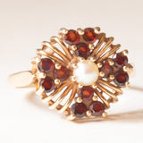 Anello a fiore in oro giallo 9K con granati (0.48ctw ca.) e perla, anni ‘40/‘50