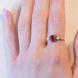 Anello antico in oro giallo 9K con rubino sintetico (1.20ct ca.) e perle bianche, anni ‘10