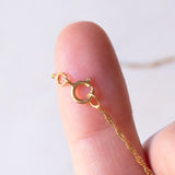 Collana con catenina in oro giallo 9K e con ciondolo in oro giallo 9K con opale e rubini sintetici, anni ‘80/‘90