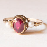 Anello antico in oro giallo 9K con rubino sintetico (1.20ct ca.) e perle bianche, anni ‘10