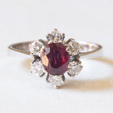 Anello vintage a margherita in oro bianco 14K con rubino (0.80ct ca.) e diamanti (0.60ctw ca.), anni ‘60