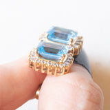 Orecchini a margherita vintage in oro giallo 14K con topazi azzurri (4.80ctw ca.) e diamanti di taglio brillante (0.72ctw ca.), anni ‘70/‘80