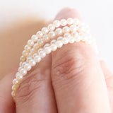 4 gioielli in 1: Collana vintage con perline bianche e con chiusura in argento e con pendente/spilla in oro giallo 14K con cammeo su agata e con perle bianche, anni ‘70