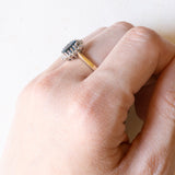 Anello a margherita moderno in oro giallo e in oro bianco 9K con topazio azzurro (1.30ct ca.) e diamanti di taglio brillante (0.16ctw ca.), anni ‘70/‘80