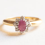 Anello a margherita vintage in oro giallo e bianco 18K con rubino e diamanti (0.06ctw ca.), anni ‘70