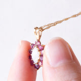 Collana con catenina in oro giallo 9K e con ciondolo in oro giallo 9K con opale e rubini sintetici, anni ‘80/‘90