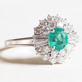 Anello a margherita+ballerina vintage in oro bianco 14K con smeraldo (1ct ca.) e diamanti (1.14ctw ca.), anni ‘60/‘70