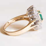 Anello vintage a navette in oro giallo e in oro bianco 14K con smeraldo (0.70ct ca.) e diamanti di taglio brillante (0.85ctw ca.), anni ‘60