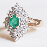 Anello vintage a navette in oro giallo e in oro bianco 14K con smeraldo (0.70ct ca.) e diamanti di taglio brillante (0.85ctw ca.), anni ‘60