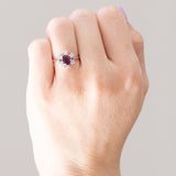 Anello vintage a margherita in oro bianco 14K con rubino (0.80ct ca.) e diamanti (0.60ctw ca.), anni ‘60