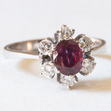 Anello vintage a margherita in oro bianco 14K con rubino (0.80ct ca.) e diamanti (0.60ctw ca.), anni ‘60