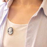 4 gioielli in 1: Collana vintage con perline bianche e con chiusura in argento e con pendente/spilla in oro giallo 14K con cammeo su agata e con perle bianche, anni ‘70