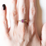 Anello a margherita vintage in oro giallo e bianco 18K con rubino e diamanti (0.06ctw ca.), anni ‘70