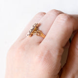 Anello in oro giallo 14K con diamanti di taglio rosetta e paste di vetro rosse, anni ‘40/‘50