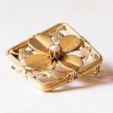 Spilla antica “portafortuna” in oro giallo 18K con perlina bianca, anni ‘30