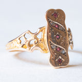 Anello in oro giallo 14K con diamanti di taglio rosetta e paste di vetro rosse, anni ‘40/‘50
