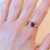 Anello antico in oro giallo 9K con rubino sintetico (1.20ct ca.) e perle bianche, anni ‘10