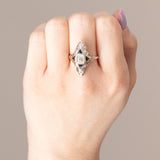 Anello Art Déco in oro bianco 18K con diamanti (0.33ctw ca.) e zaffiri, anni ‘30