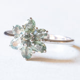 Anello a fiore vintage in oro bianco 9K con topazi verde chiaro, anni ‘80