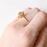 Anello a margherita vintage in oro giallo 18K con rubino (0.25ct ca.) e diamanti (0.06ctw ca.), anni ‘60