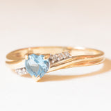 Anello vintage in oro giallo 9K con spinello azzurro sintetico di taglio a cuore (0.50ct ca.) e diamanti (0.03ctw ca.), anni ‘80/‘90