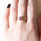 Anello a margherita vintage in oro giallo e bianco 18K con rubino e diamanti (0.06ctw ca.), anni ‘70