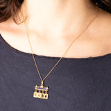 Ciondolo vintage in oro giallo 18K con smalti blu e con quattro carte pendenti con smalti arancioni e neri, anni ‘60