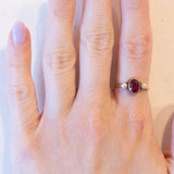 Anello antico in oro giallo 9K con rubino sintetico (1.20ct ca.) e perle bianche, anni ‘10