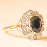 Anello a margherita vintage in oro giallo e bianco 9K con zaffiro (1.40ct ca.) e diamanti, anni ‘70