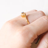 Anello a margherita vintage in oro giallo 18K con zaffiro (0.06ct ca.) e diamanti (0.09ctw ca.), anni ‘60/‘70