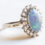 Anello a margherita vintage in oro bianco 14K con opale triplet e diamanti di taglio brillante (0.36ctw ca.), anni ‘60/‘70