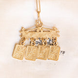 Ciondolo vintage in oro giallo 18K con smalti blu e con quattro carte pendenti con smalti arancioni e neri, anni ‘60