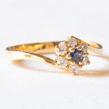Anello a margherita vintage in oro giallo 18K con zaffiro (0.06ct ca.) e diamanti (0.09ctw ca.), anni ‘60/‘70