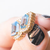 Orecchini a margherita vintage in oro giallo 14K con topazi azzurri (4.80ctw ca.) e diamanti di taglio brillante (0.72ctw ca.), anni ‘70/‘80