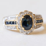 Anello a margherita + a fascia in oro giallo e in oro bianco 14K con zaffiri (1.10ctw ca.) e diamanti (0.21ctw ca.), anni ‘60