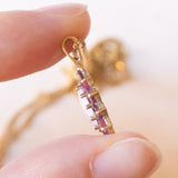 Collana con catenina in oro giallo 9K e con ciondolo in oro giallo 9K con opale e rubini sintetici, anni ‘80/‘90