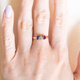 Trilogy antico in oro giallo 18K con zaffiro (0.20ct ca.), diamante (0.20ct ca.) e rubino (0.16ct ca.), anni ‘10/‘20