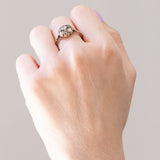 Anello solitario antico in oro tricolore 18K con diamante di taglio vecchio (0.15ct ca.), anni '40